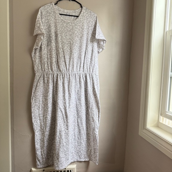 Old Navy Dresses & Skirts - Old Navy White & Gray Animal Print 100% cotton Midi Dress XXL